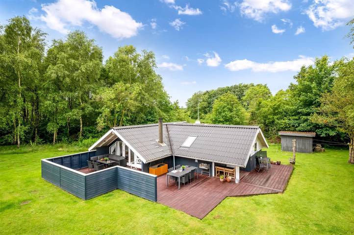 Ferieudlejning for 5 personer, med terrasse i Jegum Ferieland