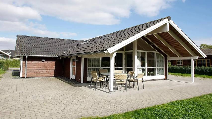Ferienhaus für 9 Personen, mit Garten und Whirlpool sowie Sauna in Pøt Strandby