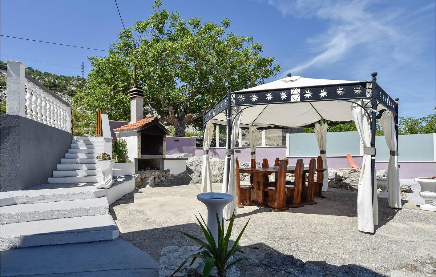 Zonnig verblijf aan het zwembad met terras & WiFi in Split-Dalmatië