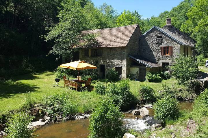 Gîte pour 8 personnes, avec Jardin à Saint-Priest-des-Champs