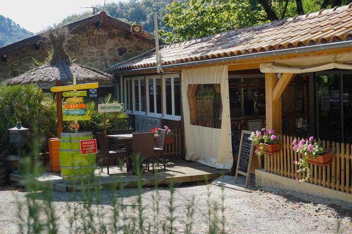 Camping pour 4 personnes, avec terrasse ainsi que piscine et sauna, animaux acceptés
