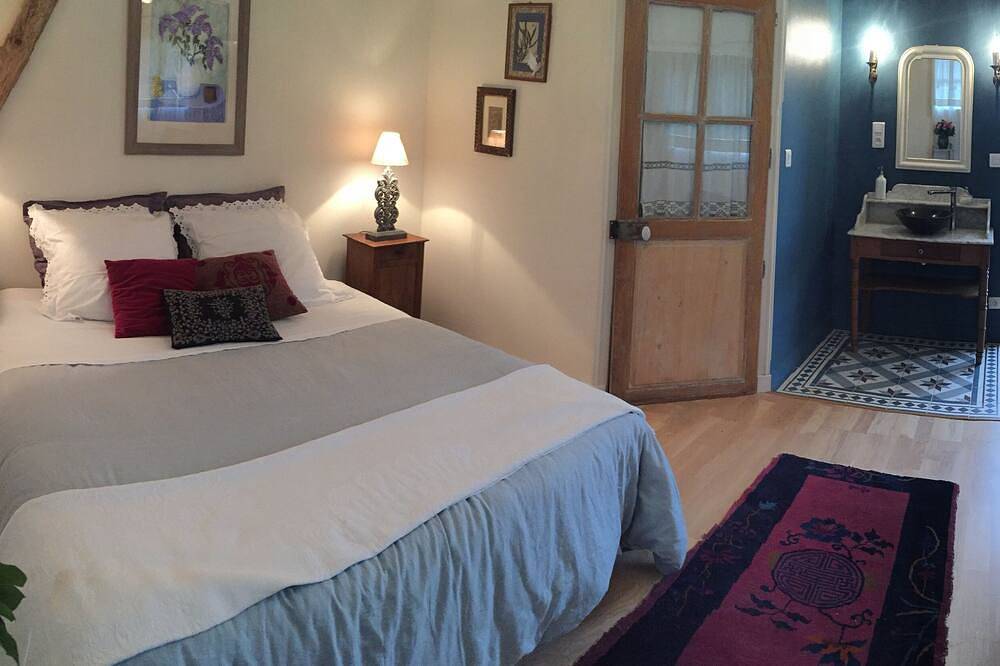Charming Burgundy farmhouse with 5 bedrooms and pool in Andryes, Région d'Auxerre