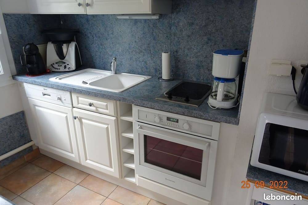Apartment T3 with swimming pool in Belgentier, Toulon Region