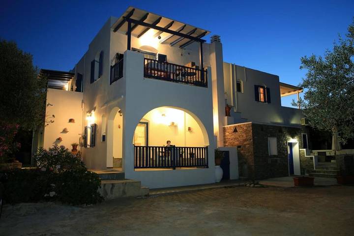Gîte pour 2 personnes, avec Balcon et Terrasse ainsi que Jardin et Vue dans Platis Gialos Sifnos