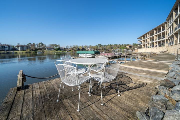 Vacation rental for 4 people, with pool and balcony in Lake Hamilton