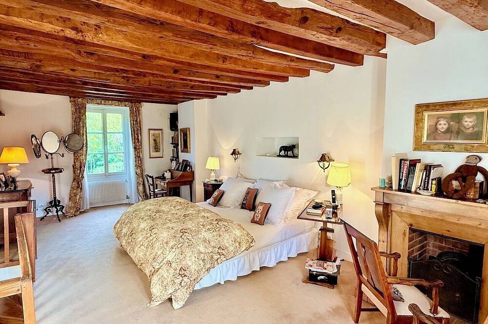 Elegant Mill Compound, 1 hr from Paris. Sleep 20, Events for 50 - an extra fee. in Méréville, Essonne