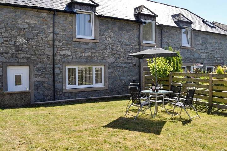 Log cabin for 4 people, with garden, with pets in Newton Stewart