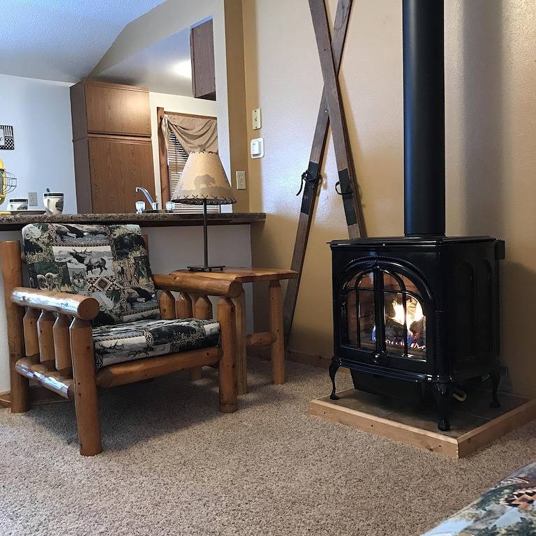 Country Feel - In Town Appeal Cottage - In Rapid City On Canyon Lake Thirty Minutes from Mt Rushmore in Rapid City, Black Hills