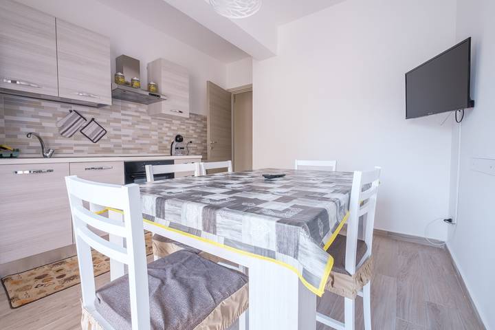 Entire apartment, Holiday Apartment "Damilhouse 4" with Balcony & Wi-Fi in Messina, Messina Province