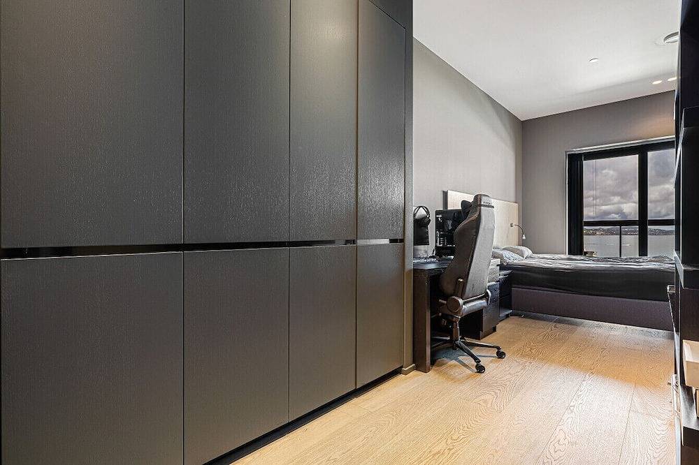 Entire apartment, Exclusive Penthouse with Bryggen Views in Bergenhus, Bergen