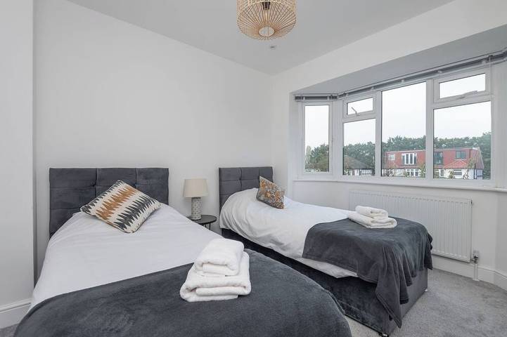 A wonderful and spacious house in a charming road in Merton, London