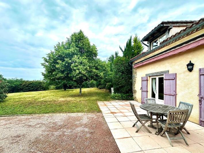 Location de vacances pour 4 personnes, avec Jacuzzi et Terrasse ainsi que Jardin et Piscine à Saint-Martial-de-Valette - 2