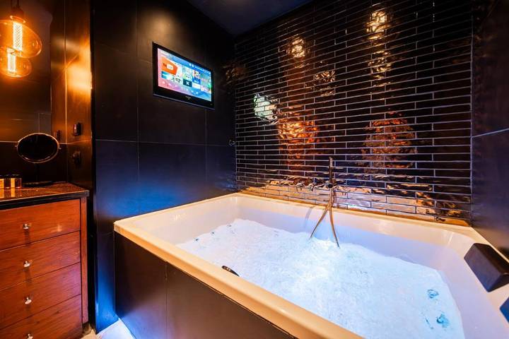 Ferienwohnung für 4 Personen, mit Sauna und Terrasse sowie Ausblick und Pool - 1