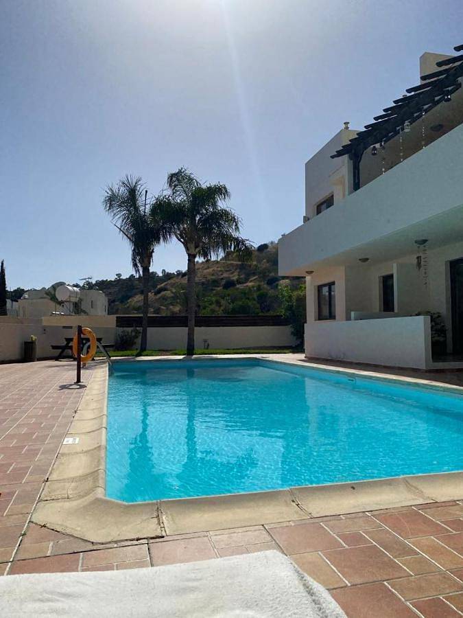 Gîte pour 5 personnes, avec terrasse ainsi que vue et piscine dans Oróklini