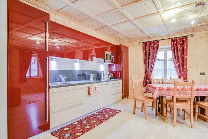 Apartamento entero, Apartamento vacacional "Cesa San Florian Apartamento 1" con vistas a la montaña y Wi-Fi in Canazei, Dolomiti Superski