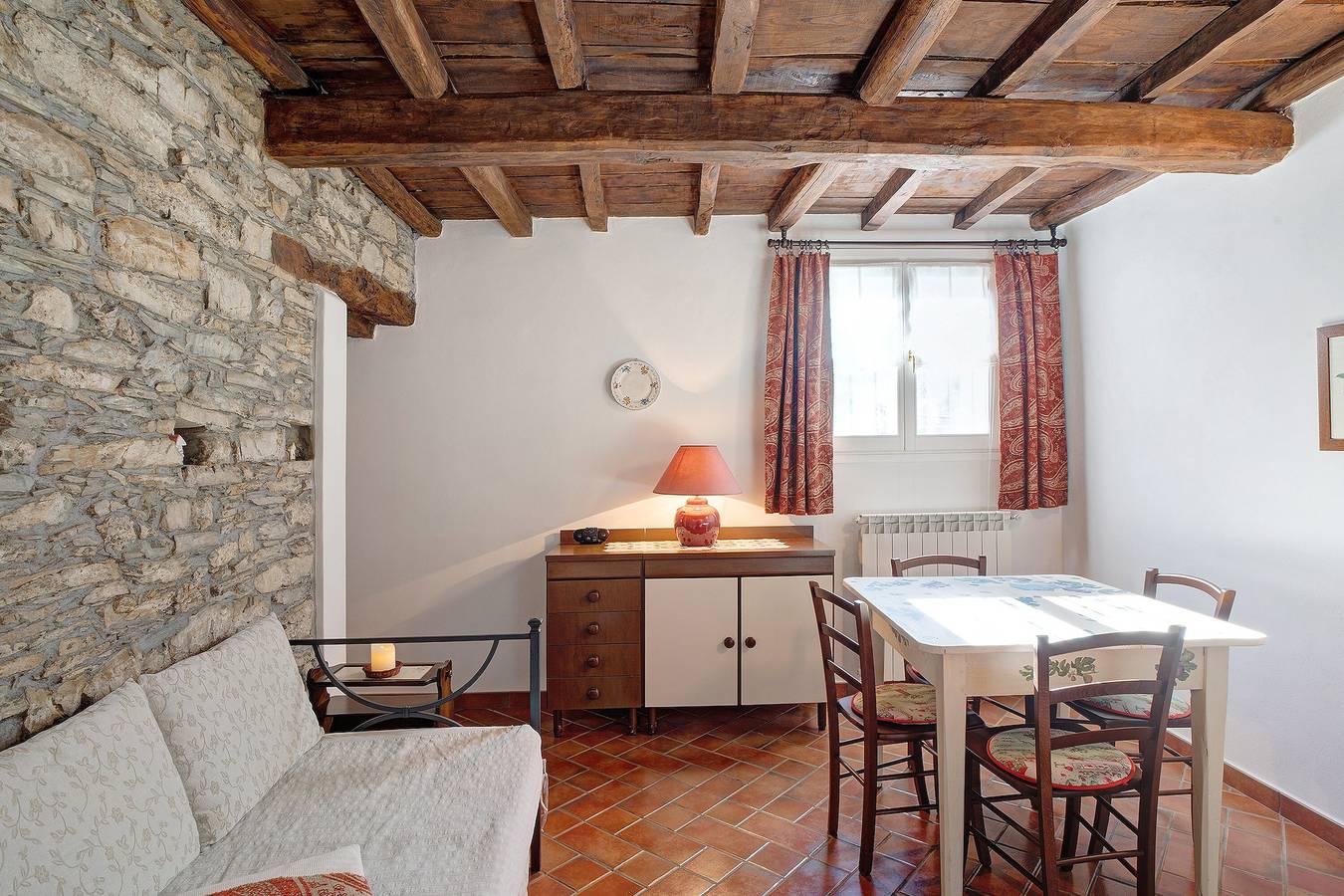 Ganze Wohnung, Apartment 'Il piccolo fienile' mit Gemeinschaftspool, Garten und Wlan in Vessalico, Ligurische Alpen