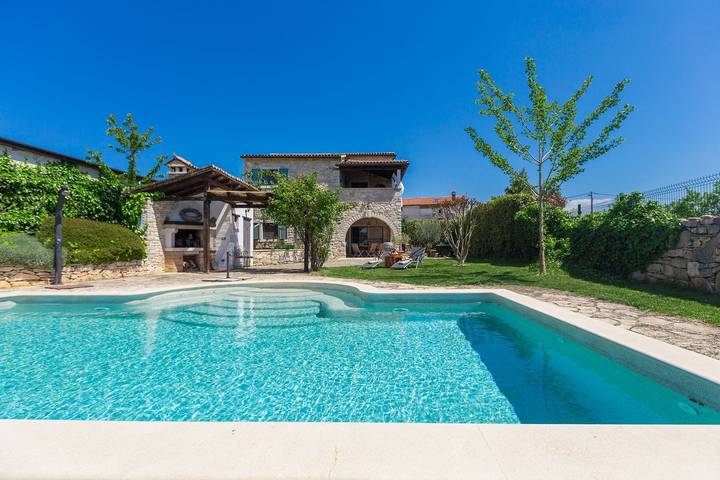 Ferienhaus für 8 Personen, mit Balkon und Terrasse sowie Garten und Pool in Vošteni