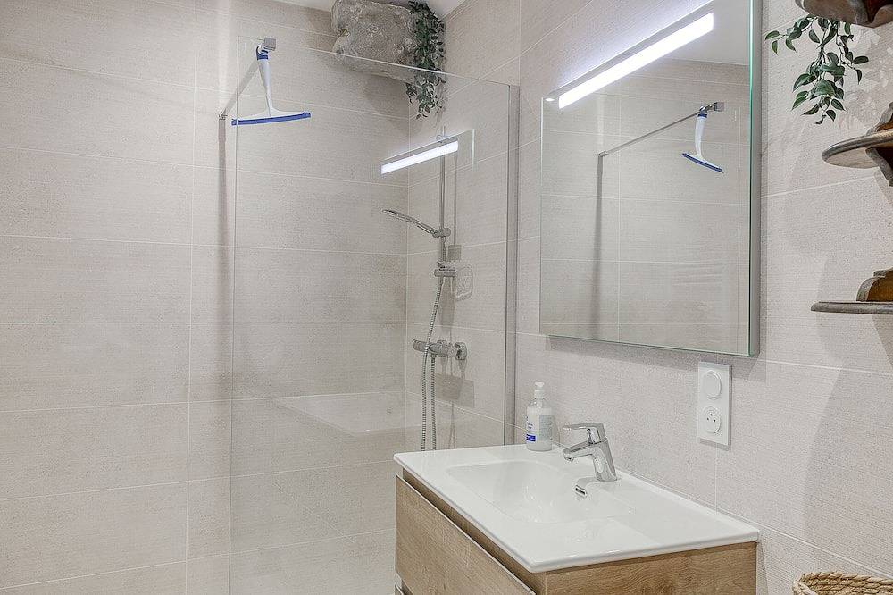 Entire apartment, Studio d'Artiste in the heart of medieval streets in Trévoux, Bourg-en-Bresse region