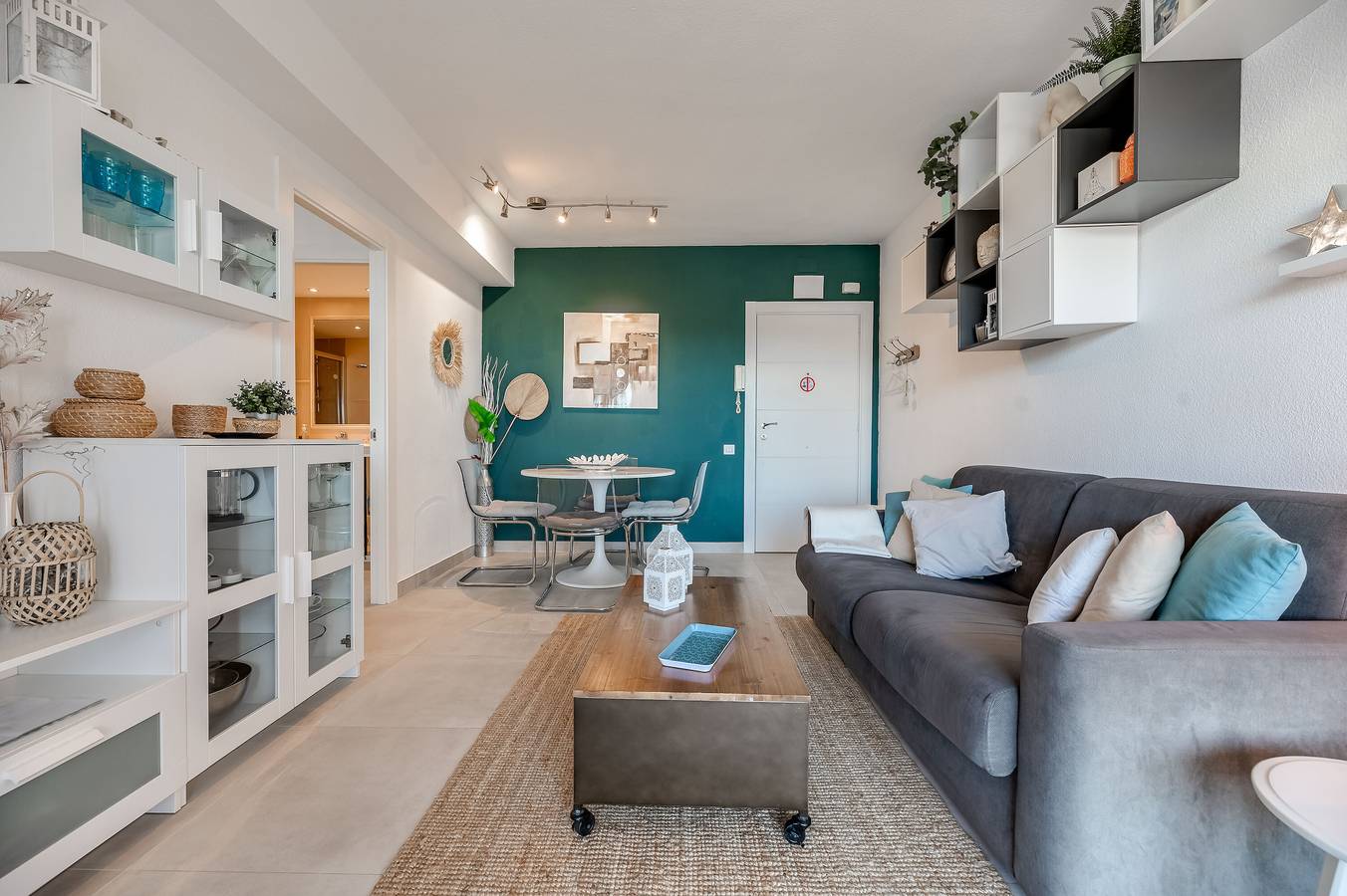 Entire apartment, Apartment 'Piso Neguri' with Sea View, Wi-Fi and Air Conditioning in Nueva Andalucia Golf Valley, Marbella