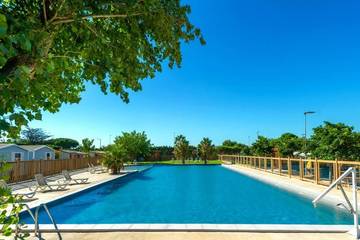 Camping pour 4 personnes, avec jardin et vue ainsi que bassin pour enfant et piscine à Port-la-Nouvelle