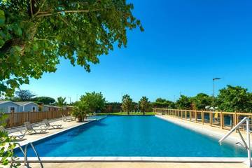 Camping pour 4 personnes, avec vue et jardin ainsi que bassin pour enfant et piscine à Port-la-Nouvelle