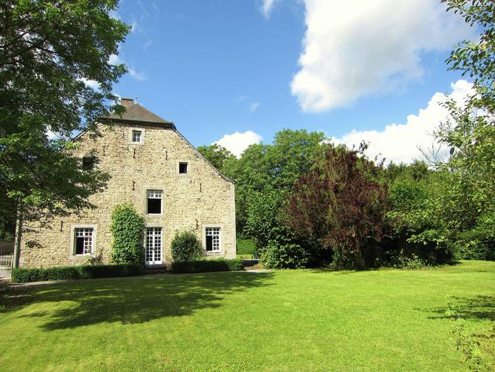 Vakantiehuis voor 14 personen, with Terras and Tuin as well as Zwembad and Sauna in Nassogne
