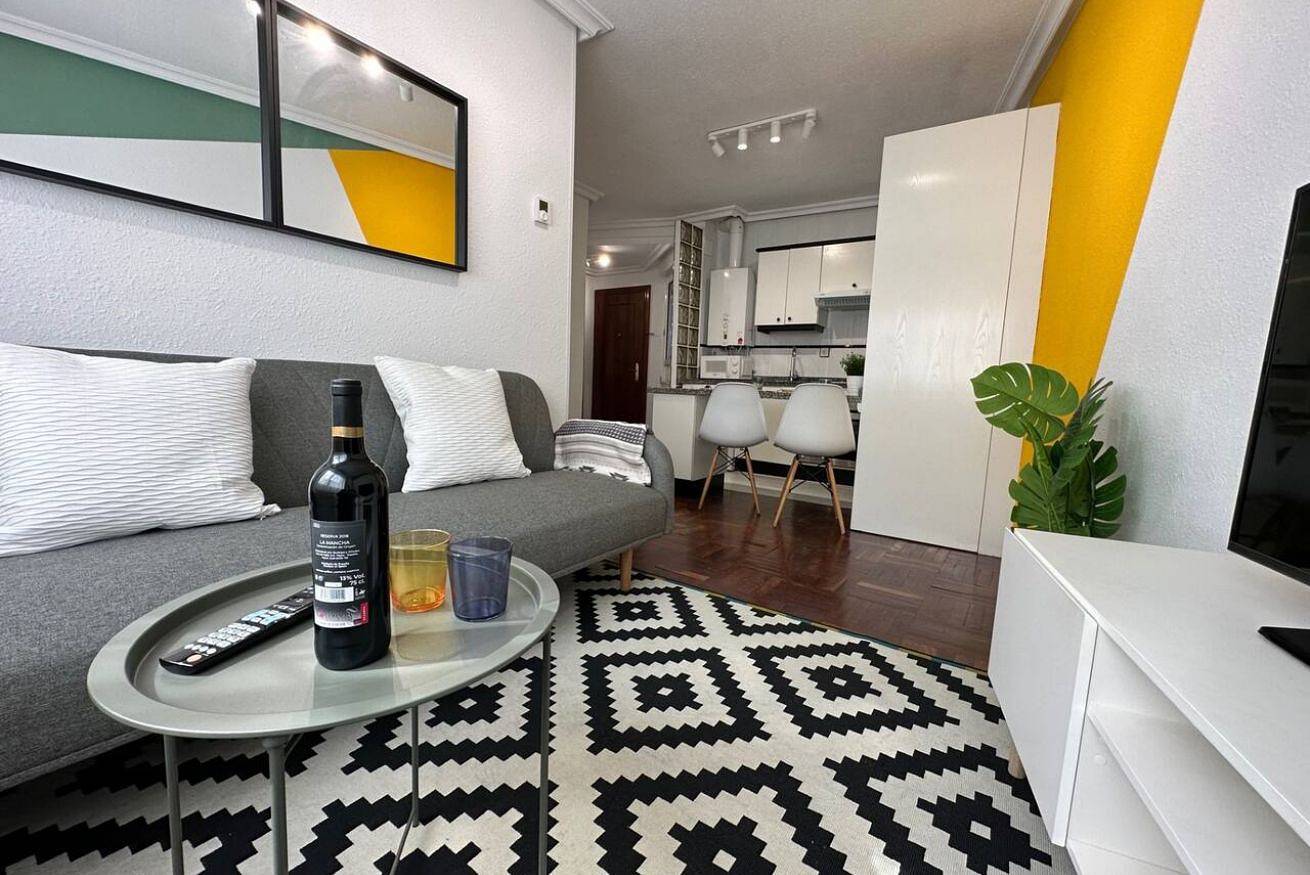 Appartamento intero, Cozy Apartment with Wi-Fi & Full Kitchen in Oviedo, Montagne Cantabriche