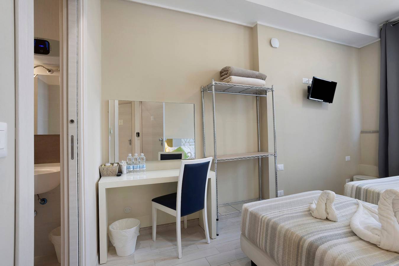 Room 'Tripla' with Wi-Fi and Air Conditioning in Milan, Milan Province