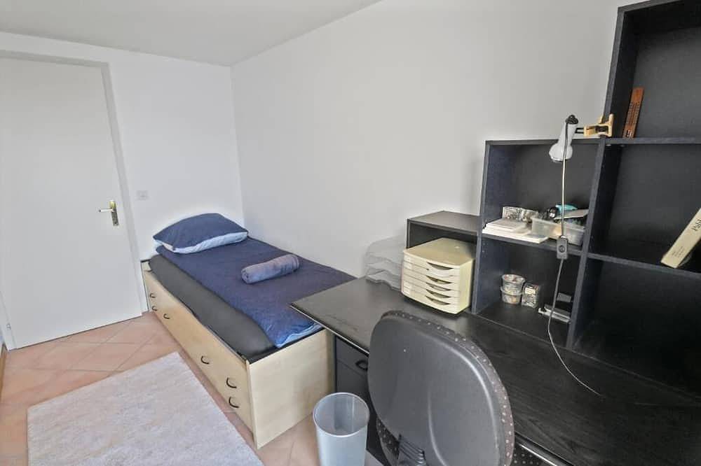 Apartamento entero, The apartment is on the shores of Lake Geneva and close to the train station and the amenities of Sa in Saint-Gingolph, Lago Lemán