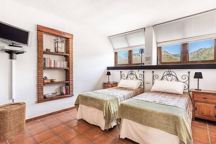 Spacious 3 Bedroom Townhome with Stunning Mountain Views in Benahavis Village in Val de Guadalmina, Benahavís
