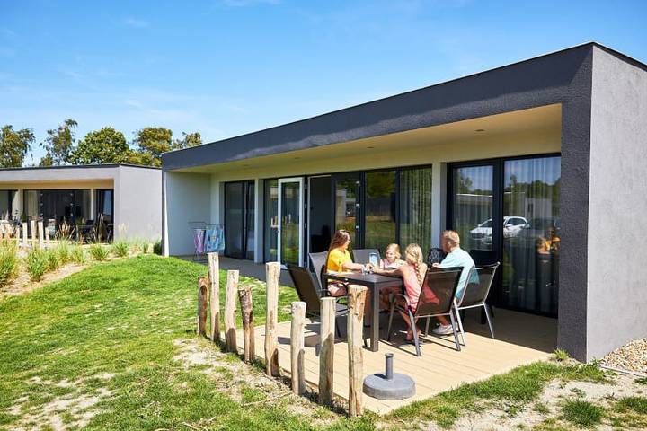 Bungalow für 6 Personen, mit Balkon/Terrasse und Seeblick sowie Terrasse in Kamperland