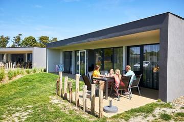 Bungalow für 6 Personen, mit Seeblick und Terrasse sowie Balkon/Terrasse in Kamperland