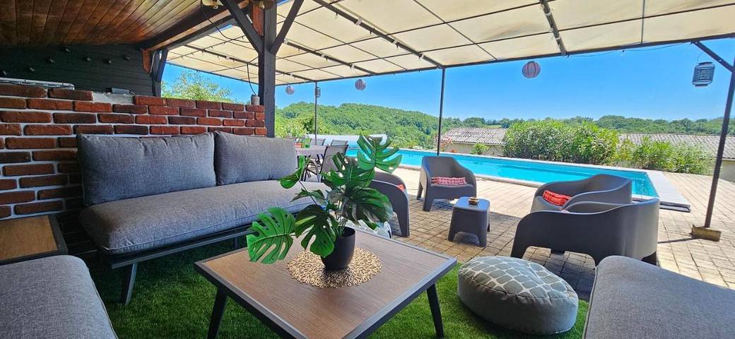 Location de vacances pour 12 personnes, avec Balcon et Terrasse ainsi que Jardin et Piscine à Cassagne (Haute-Garonne)