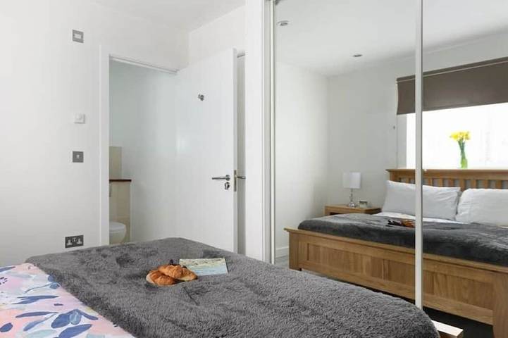 Appartement entier, Apartment Sleeps 4 stunning views/sunsets overlooking Whipsiderry Beach/ Newquay in Newquay, Cornouailles