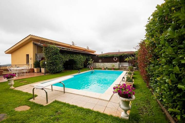 Villa für 6 Personen, mit Balkon und Terrasse sowie Garten und Pool