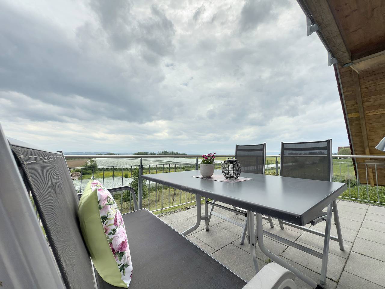 Ganze Wohnung, Ferienwohnung 'Bergblick' mit privatem Balkon, Gemeinschaftsgarten und Wi-Fi in Friedrichshafen, Bodenseekreis