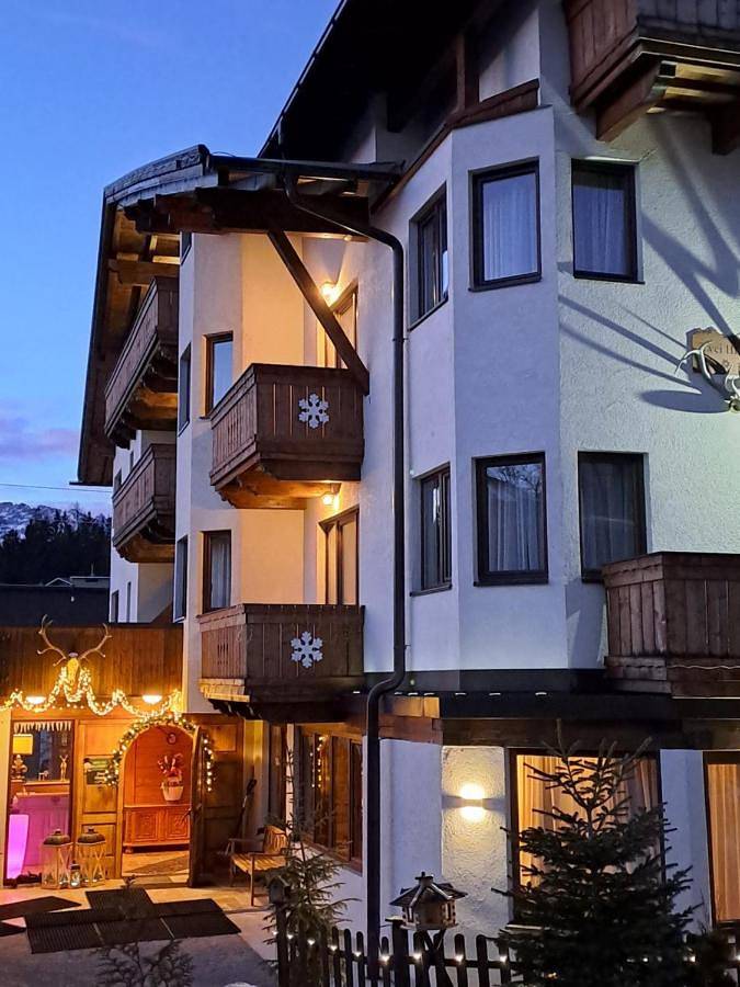 Lodge für 4 Personen, mit Balkon und Terrasse sowie Garten und Ausblick in Seefeld in Tirol