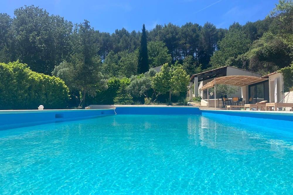 Maison \"détente\" sur 1, 5 hectars sous colline boisée, avec équipements de sport in Lauris, Parc naturel régional du Luberon