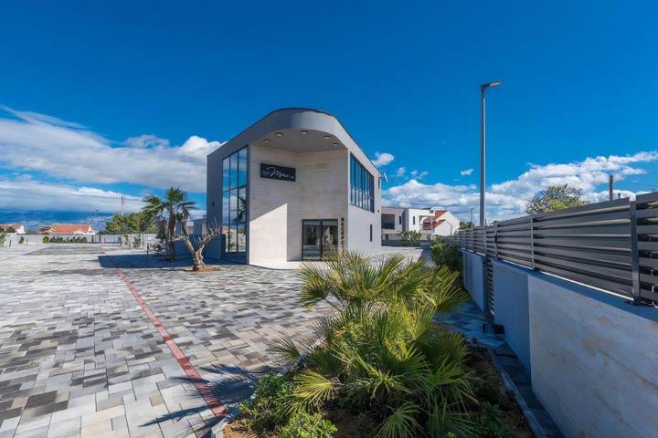 Villa pour 48 personnes, avec sauna dans Vir