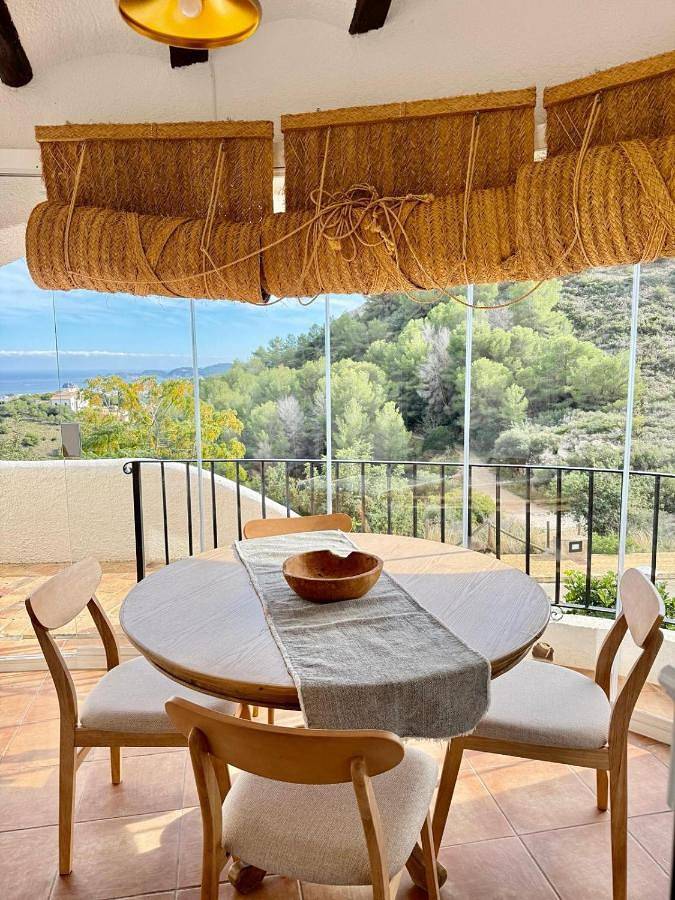 Ferienhaus für 4 Personen, mit Balkon und Terrasse sowie Pool und Ausblick in Nova Xabia