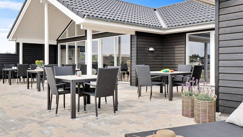 Ferienhaus für 21 Personen, mit Whirlpool und Sauna sowie Terrasse und Pool, mit Haustier in Houstrup Strand