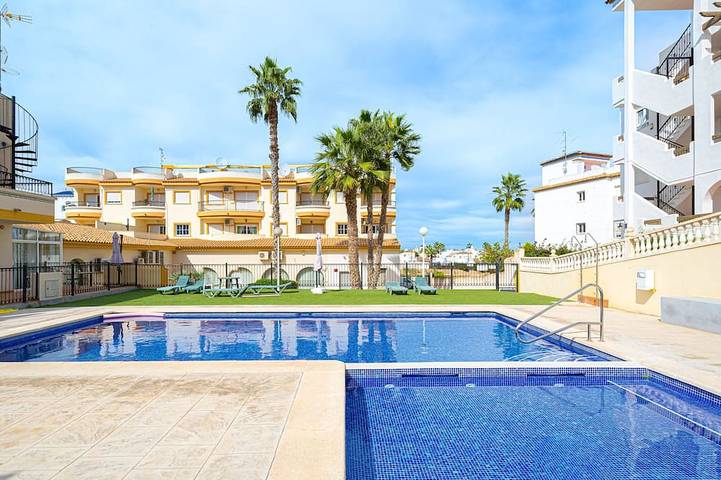 Apartamento de vacaciones para 4 personas, con jardín además de piscina y balcón - 1