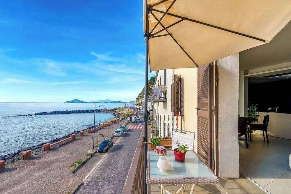 Entire apartment, La Perla Flegrea \n“Luxury Experience “ in Pozzuoli, Naples Province