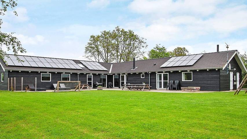 Ferienhaus für 18 Personen, mit Pool und Whirlpool sowie Terrasse und Sauna in Djursland