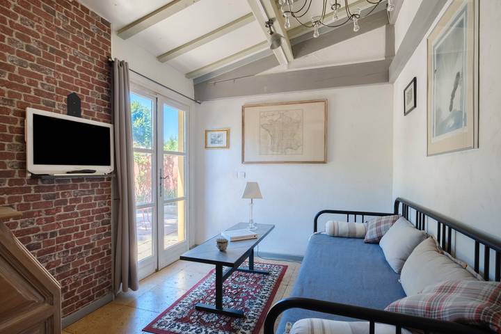 Vacation rental for 3 people, with yard, kid friendly in Menton
