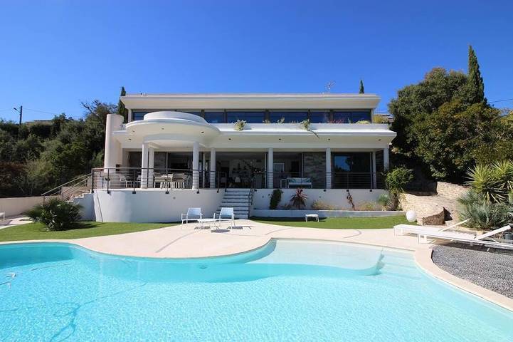 Villa voor 12 personen, with tuin and whirlpool as well as terras in Saint-Aygulf