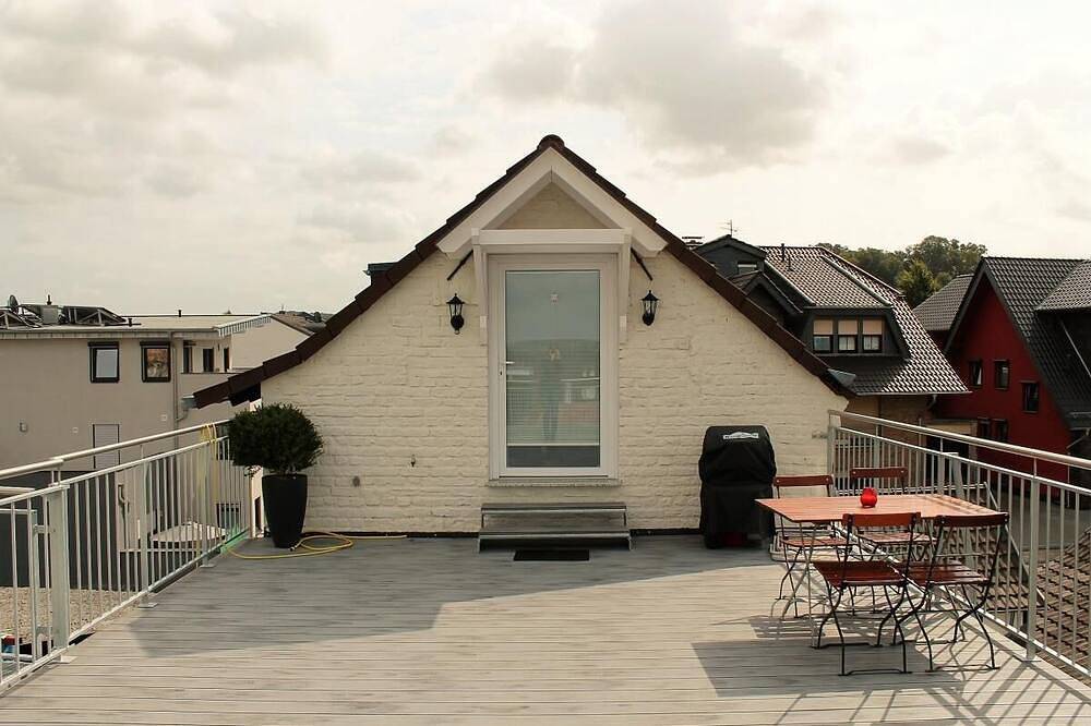 Ganze Wohnung, Friendly Home - \"Helles Dachstudio\" - Köln - Messe - Bonn - Phantasialand in Bornheim/Brenig, Bornheim