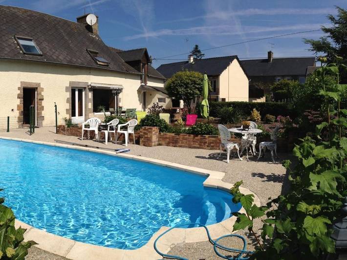 Location de vacances pour 9 personnes, avec Balcon et Terrasse ainsi que Jardin et Piscine dans la Manche