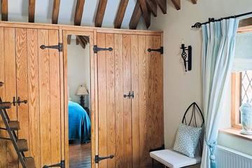 Log Cabin for 8 People in Surrey, South East England, Photo 4