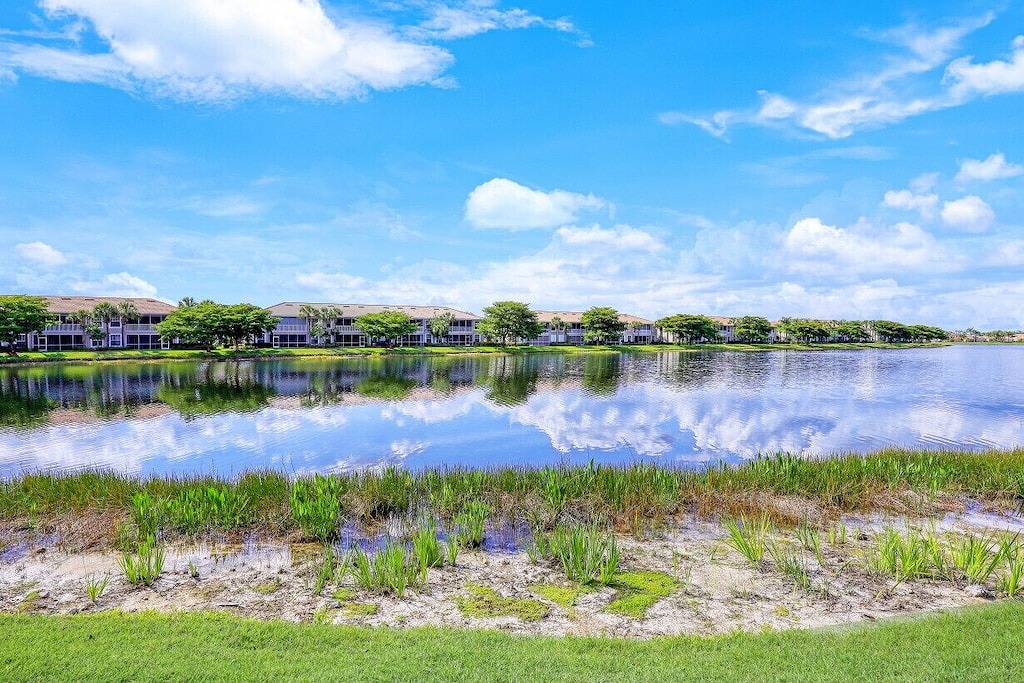 Ganze Wohnung, First-Floor Carriage House at Colonial Cc, Renovated Golf Course with Lake View in Fort Myers, Southwest Florida